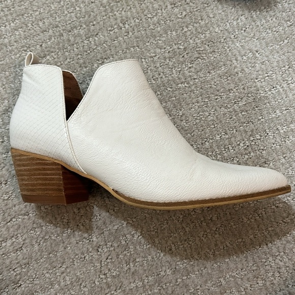Size 8 Beast fashion white booties - Picture 3 of 4